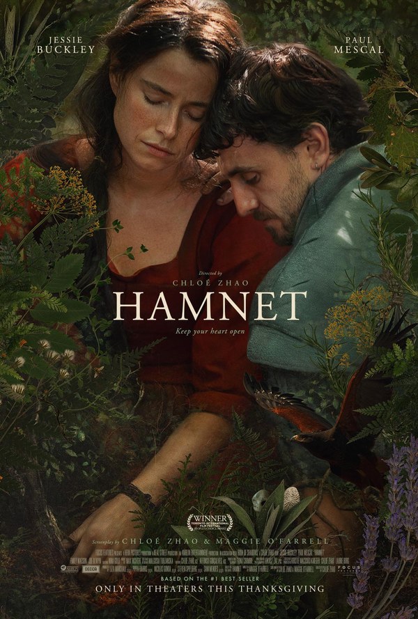 Afiche de la película Hamnet, de Chloé Zhao: una pareja se abraza entre plantas